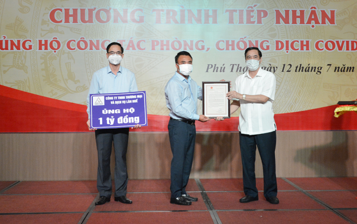 Bí thư tỉnh ủy Phú Thọ và chủ tịch UBMTTQ tỉnh tiếp nhận ủng hộ của Công ty TNHH thương mại và dịch vụ Lân Huế