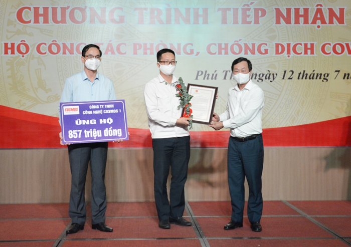 Chủ tịch UBND tỉnh Phú Thọ tiếp nhận ủng hộ của công ty TNHH và công nghệ Cosmos 1