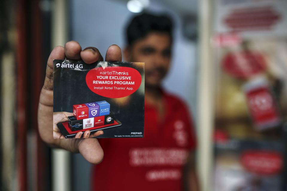 Chú thích ảnh: Một nhân viên trưng bày gói thẻ SIM Bharti Airtel tại một cửa hàng ở Mumbai, Ấn Độ, vào ngày 19 tháng 1 năm 2020 (Nguồn: GETTY IMAGES).