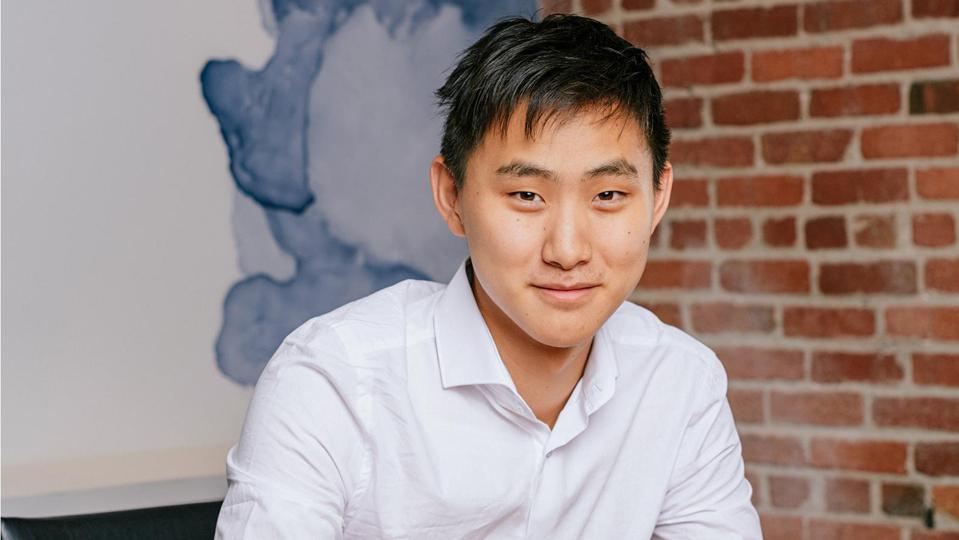 Ở độ tuổi 24 và ông chủ của một công ty khởi nghiệp trị giá tỷ USD, Alexandr Wang được xem là một “hiện tượng” tại thung lũng Silicon. Nguồn: Internet