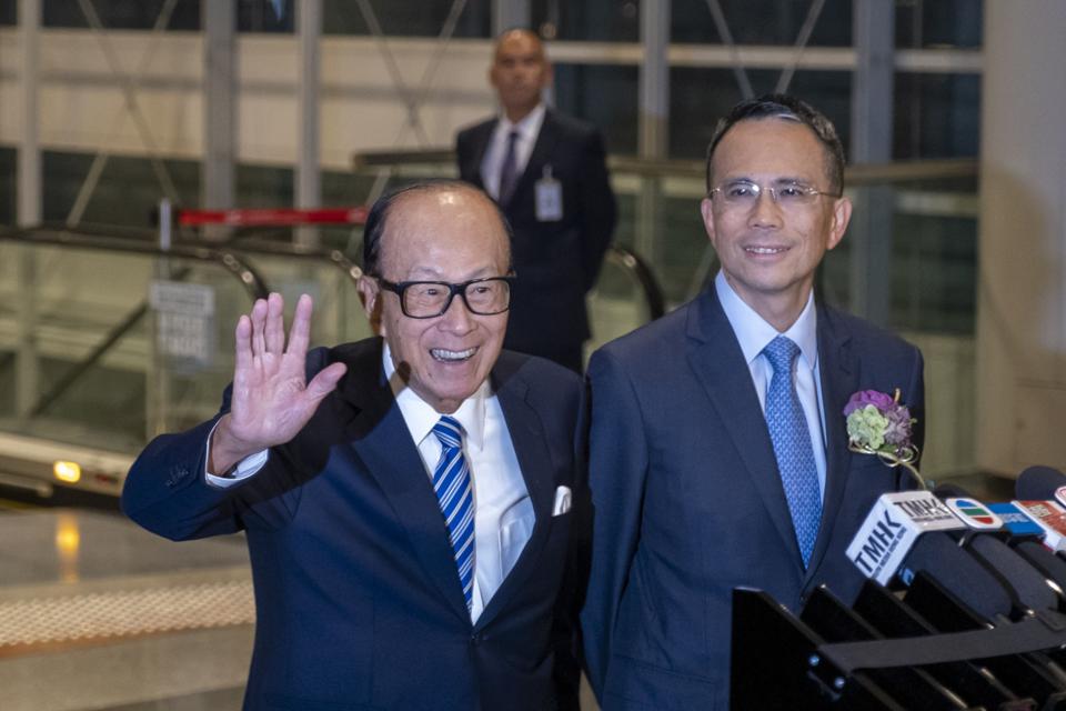 Li Ka-Shing vẫy tay chào giới truyền thông khi Victor Li đứng gần đó trước sự kiện ăn tối hàng năm của công ty ở Hồng Kông, Trung Quốc, vào ngày 10 tháng 1 năm 2020 (Nguồn: BLOOMBERG)