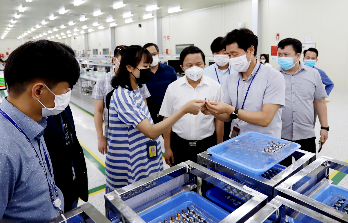 Đoàn công tác thăm dây chuyền sản xuất của công ty Almus Vina