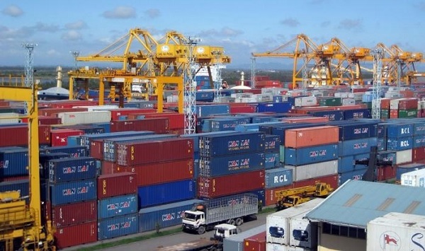 Một số doanh nghiệp phải tạm thời cắt giảm quy mô sản xuất, dẫn đến ùn ứ container nhập khẩu