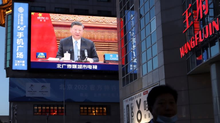 Một màn hình tại một phố mua sắm ở Bắc Kinh cho thấy Tập Cận Bình tham dự hội nghị thượng đỉnh video về biến đổi khí hậu vào ngày 16 tháng Tư: những hành động hợp tác duy nhất. © Reuters