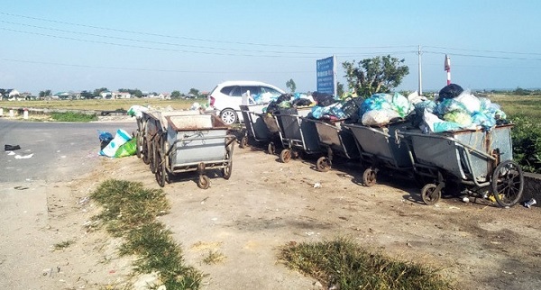 Thu gom, tập kết rác thải sinh hoạt tại xã Vạn Ninh