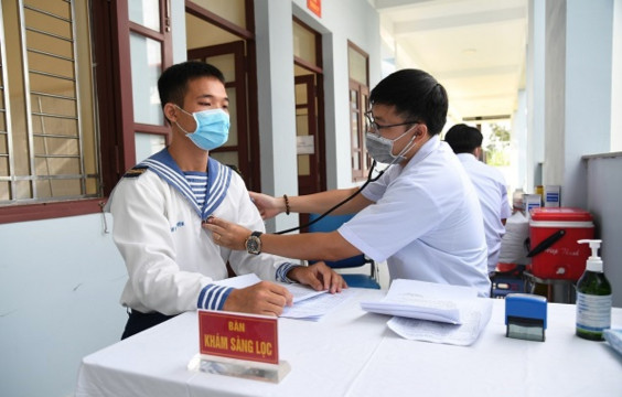 Tại TP. Phú Quốc, Vùng 5 Hải quân phối hợp Viện Y học Dự phòng Quân đội phía Nam tổ chức tiêm vaccine phòng COVID-19 cho cán bộ, chiến sĩ các cơ quan, đơn vị trực thuộc Vùng (Ảnh Văn Định)