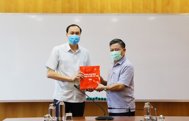 Phó Chủ tịch Phùng Khánh Tài tặng quà lưu niệm đến ông Nguyễn Huy Tăng