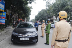 Hà Tĩnh phạt 14 xe ôtô chở công dân từ “vùng đỏ” miền Nam về