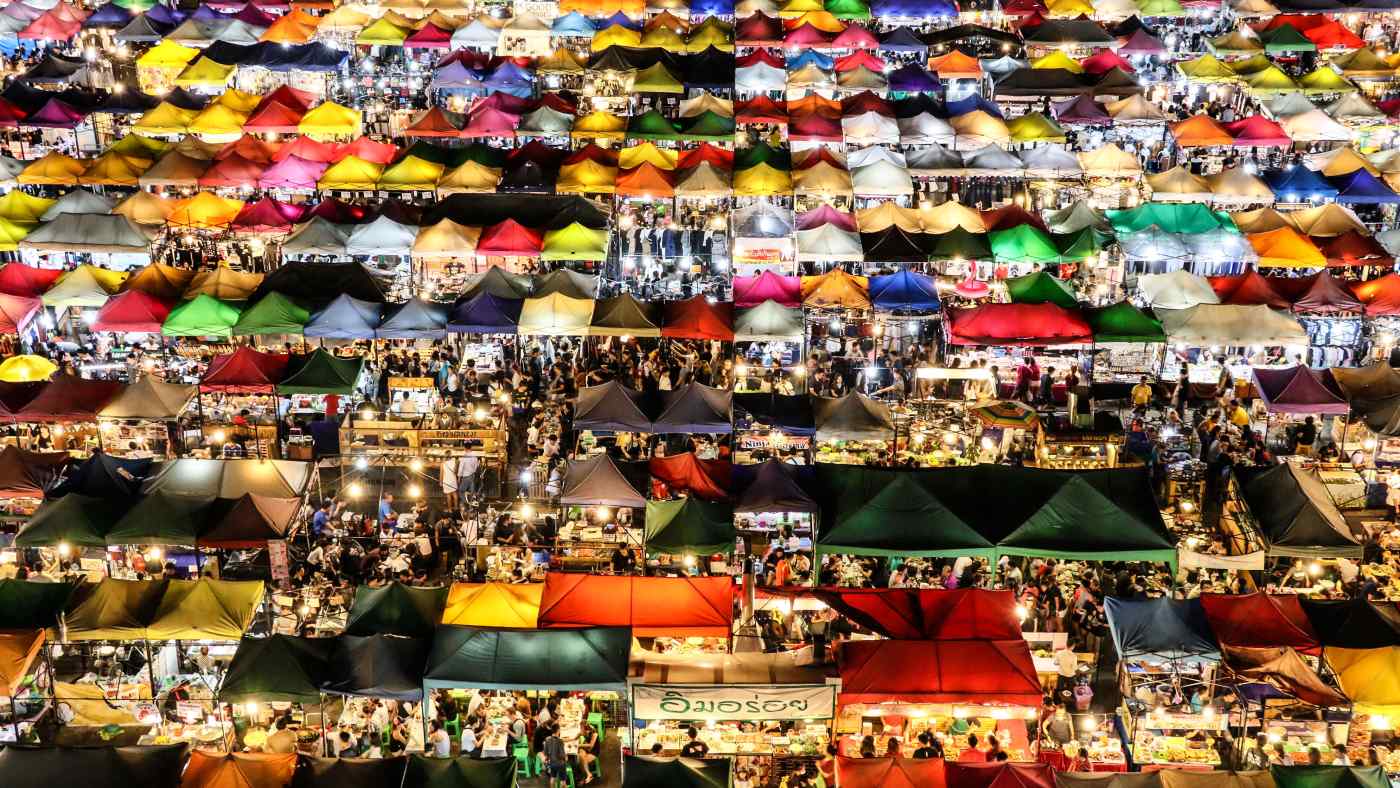 Chợ đêm Xe lửa Ratchada, nơi từng thu hút nhiều người dân Bangkok và khách du lịch quốc tế, là một trong những nạn nhân kinh doanh gần đây nhất của virus coronavirus. (Ảnh của Shinya Sawai)