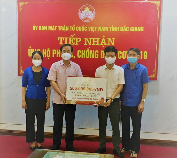 Tập đoàn BRG trao ủng hộ 500 triệu đồng và 10.000 khẩu trang vải kháng khuẩn cho UBND tỉnh Bắc Giang