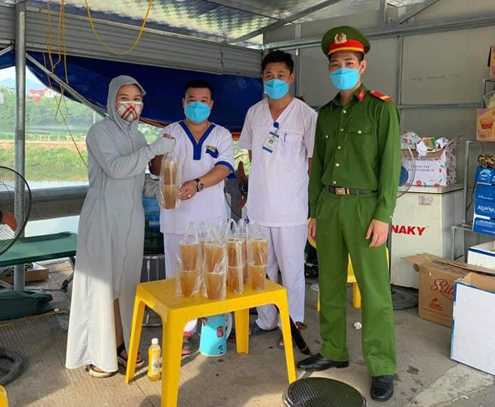 Nhóm tỉnh nguyện Phùng Hường tặng quà cho cán bộ, chiến sỹ tại cầu Văn Lang, thành phố Việt Trì