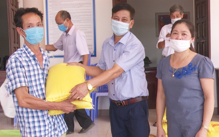 một gia đình trao quà đến người dân khu 4 xã Thành Đồng, huyện Thanh Thủy