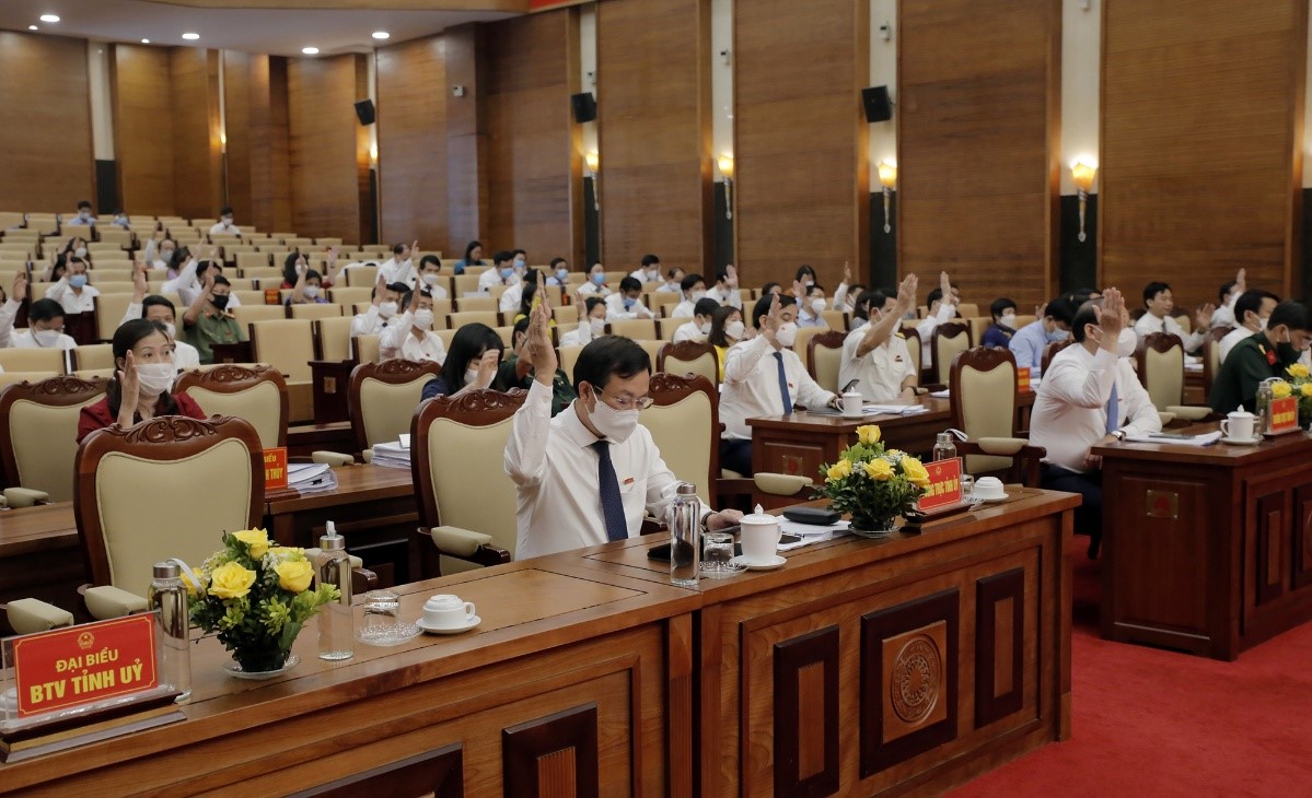 Các đại biểu thông qua nghị quyết tại kỳ họp
