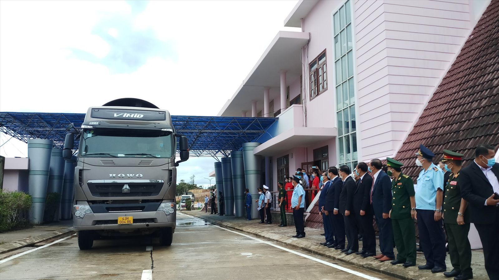 Đại biểu Lãnh đạo tỉnh Quảng Nam và Sê Kông đã cắt băng khai trương cửa khẩu và tiến hành thủ tục thông quan hàng hóa qua cửa khẩu