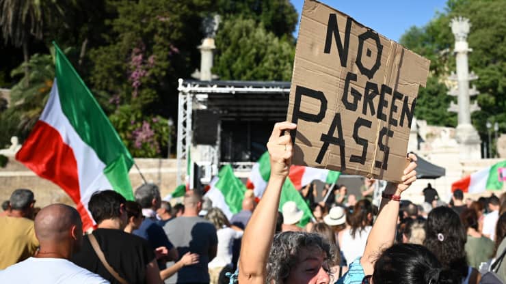 Các thành viên của ‘No Vax’ tham gia một cuộc biểu tình phản đối việc đưa ra “thẻ xanh” bắt buộc nhằm hạn chế sự lây lan của Covid-19, tại Piazza del Popolo ở trung tâm Rome vào ngày 7 tháng 8 năm 2021.