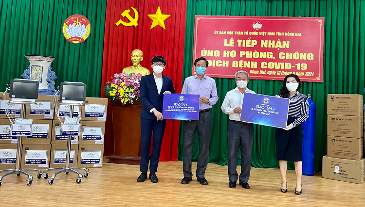 Bà Đặng Thị Kim Oanh và ông Nguyễn Phú Đức đại diện Quỹ Từ thiện Kim Oanh trao tặng dụng cụ y tế và tặng gạo tại Đồng Nai