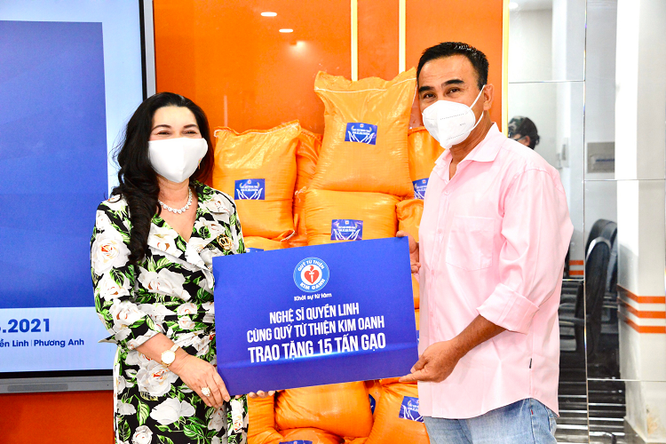 MC - Nghệ sĩ Quyền Linh cùng Quỹ Từ thiện Kim Oanh trao tặng 15 tấn gạo