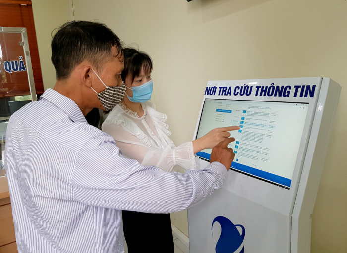 Cán bộ UBND huyện Tân Sơn (Phú Thọ) hướng dẫn người dân tra cứu danh mục DVCTT