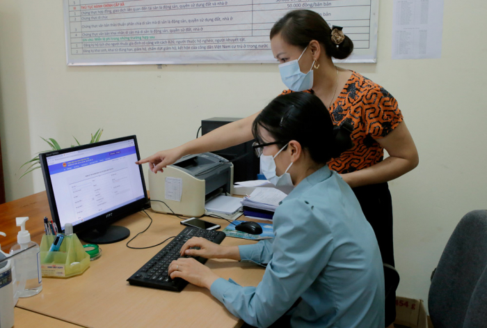 Công chức văn phòng thống kê xa Yên Kỳ, huyện Hạ Hòa (Phú Thọ) hỗ trợ người dân điền thông tin nộp hồ sơ trực tuyến