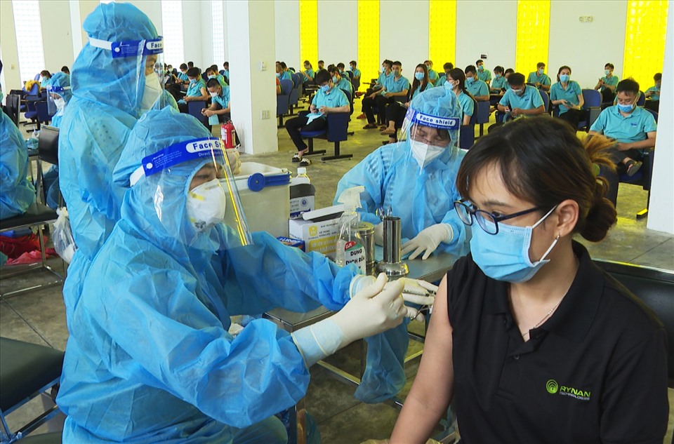 Tiêm vaccine cho công nhân và người lao động tại Trà Vinh. Ảnh: Trần Lưu