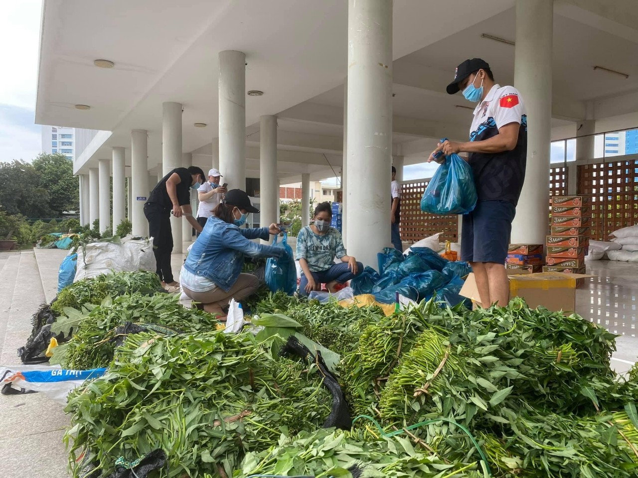 Những bó rau xanh, hàng hóa được chất đầy thùng để kịp mang đến cho bà con vùng cách ly, phong tỏa.