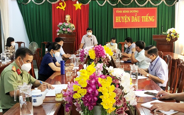 Lãnh đạo huyện Dầu Tiếng chủ trì cuộc họp trực tuyến công bố “vùng xanh” của huyện sáng 17-8