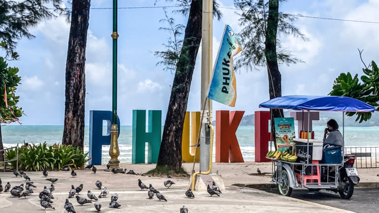 Mặc dù Thái Lan vào tháng 7 bắt đầu cho du khách nước ngoài vào Phuket, nhưng số lượng khách đến là ít và hoạt động kinh doanh vẫn kém. © AP