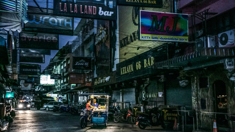 Với hàng trăm quán bar đóng cửa, Pattaya đã thay đổi từ thị trấn tiệc tùng thành thị trấn ma. © Hình ảnh Getty