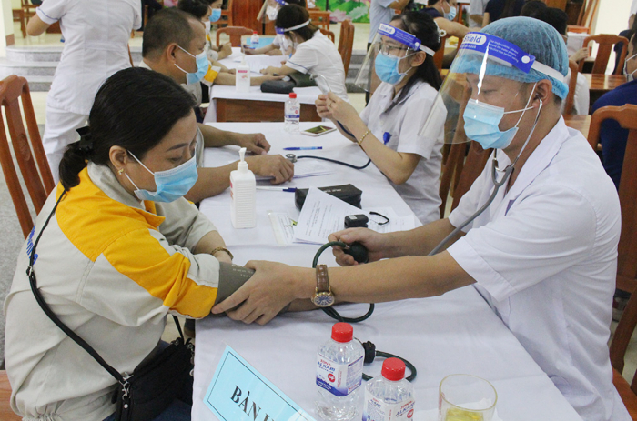 Công tác khám sàng lọc trước khi tiêm tại khu công nghiệp Thụy Vân thành phố Việt Trì