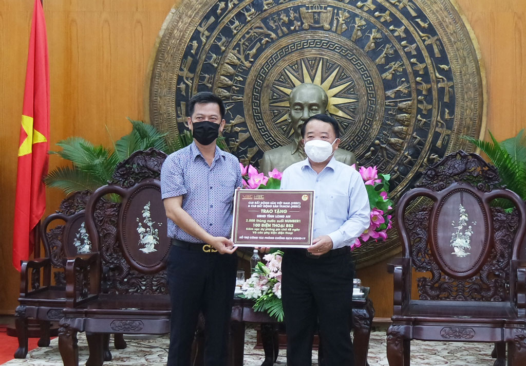 Đại diện ngành Y tế Long An tiếp nhận sự hỗ trợ từ Câu lạc bộ Bất động sản Việt Nam (VREC) và Câu lạc bộ Bất động sản Hồ Chí Minh. (Ảnh: Phạm Ngân)