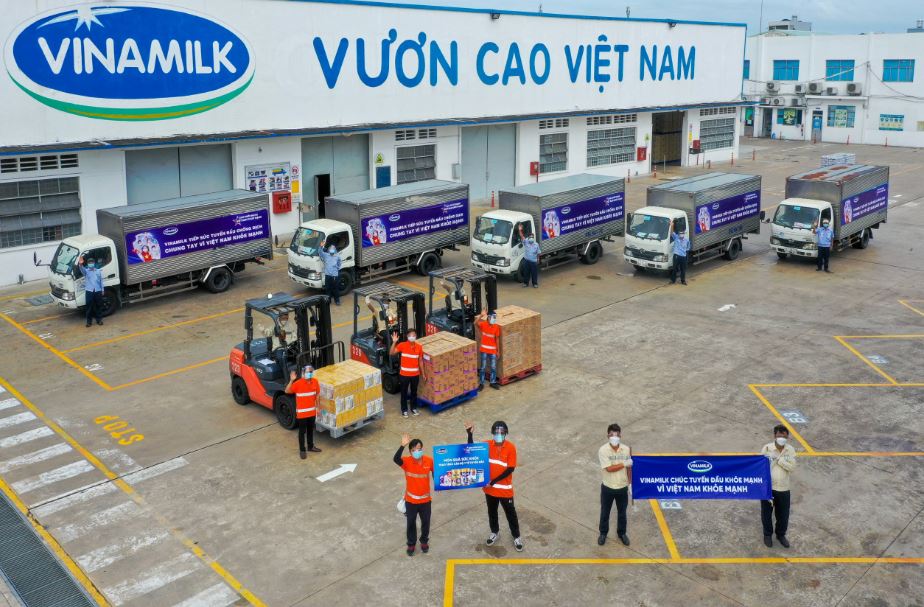 Các chuyến xe với lời chúc “Tuyến đầu khỏe mạnh, vì Việt Nam khỏe mạnh” của Vinamilk mang theo món quà sức khỏe đến với tuyến đầu.
