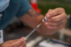 Tranh cãi việc Mỹ dự kiến tiêm vaccine tăng cường cho hầu hết người dân
