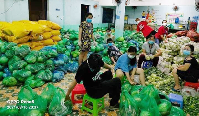 Một điểm tập kết cung ứng hàng rau quả tươi cho người dân Đà Nẵng đang bị phong tỏa.