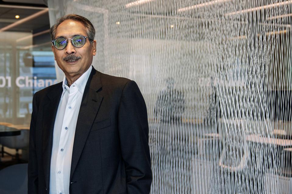 Ông trùm ngành nhựa sinh ra ở Ấn Độ, Aloke Lohia, điều hành Indorama Ventures, nhà sản xuất hạt nhựa PET lớn nhất thế giới theo công suất.