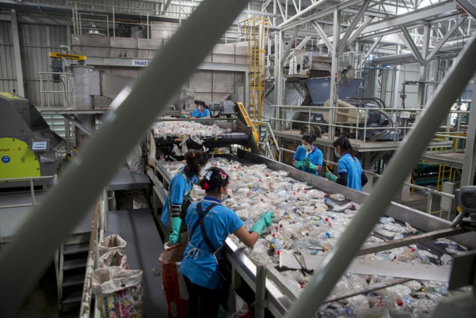 Chú thích ảnh: Công nhân phân loại chai polyethylene terephthalate (PET) trên băng chuyền tại một cơ sở tái chế Indorama ở Nakhon Pathom, Thái Lan (BLOOMBERG).
