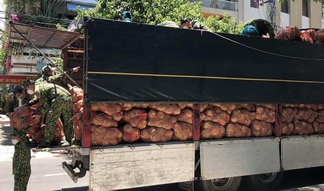 Xe rau củ do tập đoàn Phương Trang tài trợ đang vận chuyển về Đà Nẵng.