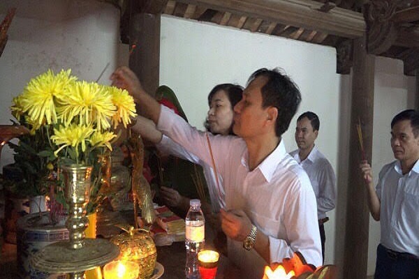 Các đồng chí lãnh đạo huyện Thạch Thành thắp hương lên tượng đài chiến thắng
