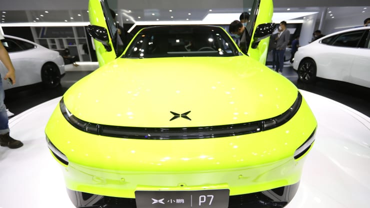 Một chiếc ô tô điện Xpeng P7 được trưng bày trong Triển lãm Ô tô Quốc tế Quảng Châu lần thứ 18 tại Khu Liên hợp Hội chợ Xuất nhập khẩu Trung Quốc vào ngày 20 tháng 11 năm 2020 ở Quảng Châu, tỉnh Quảng Đông, Trung Quốc.