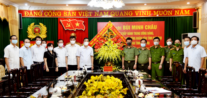Bí thư tỉnh ủy Phú Thọ cùng đoàn công tác tặng hoa chúc mừng lực lượng công an tỉnh