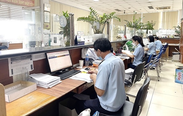 Công chức hải quan Cảng Sài Gòn KV1 (Cục Hải quan TPHCM) thông quan hàng hoá qua hệ thống điện tử cho doanh nghiệp
