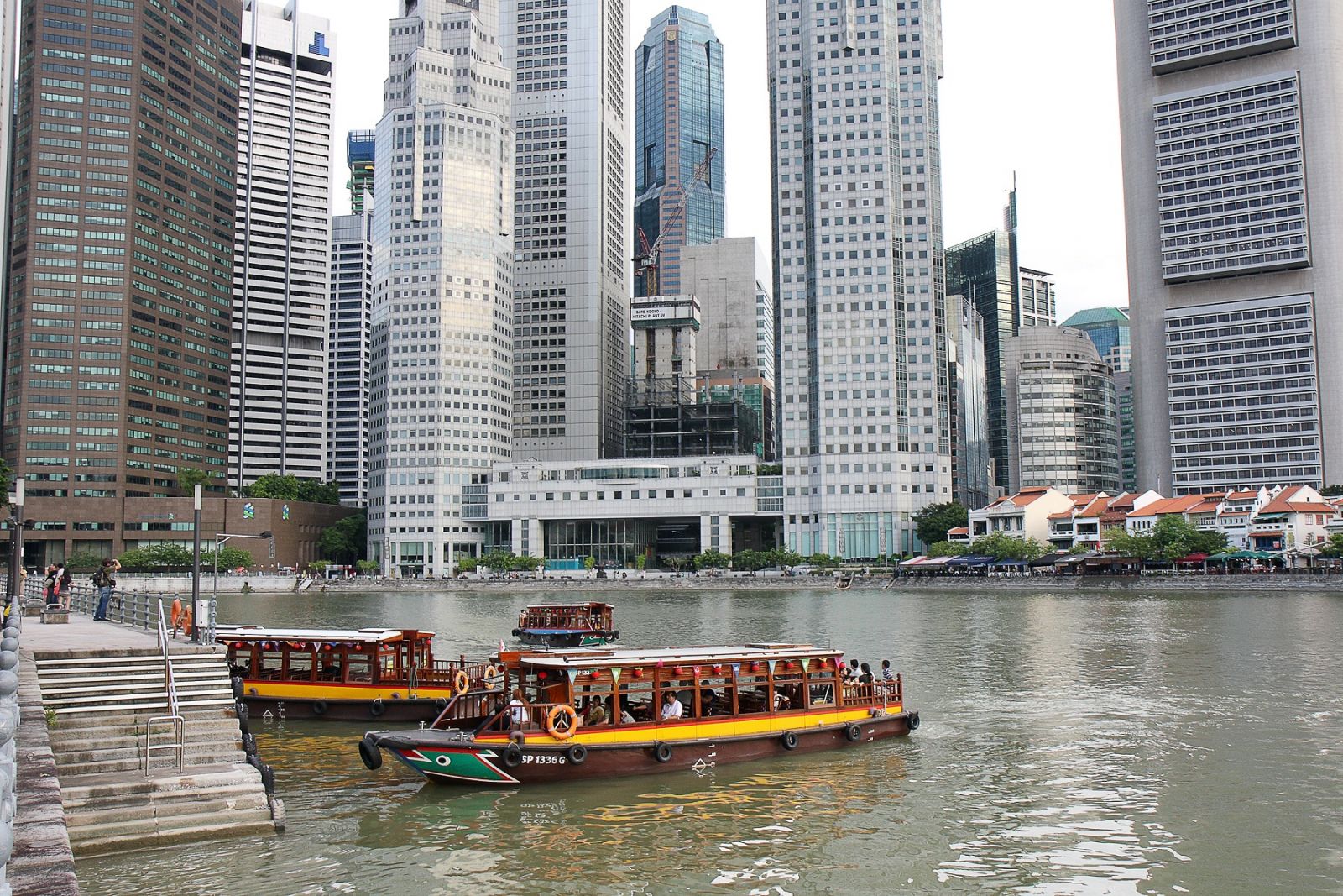 Những cao ốc hiện đại nằm san sát bên dòng sông Singapore.