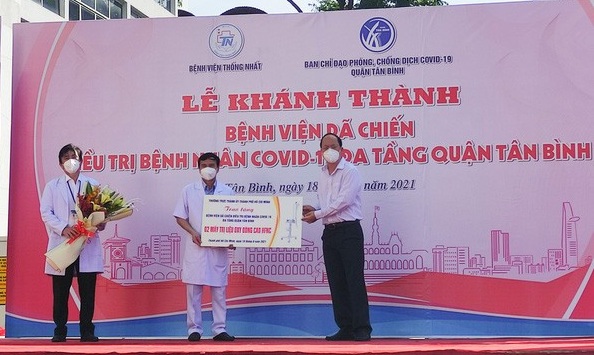 ng Nguyễn Hồ Hải, Phó Bí thư Thành ủy TP HCM, trao quà cho Bệnh viện dã chiến mới thành lập