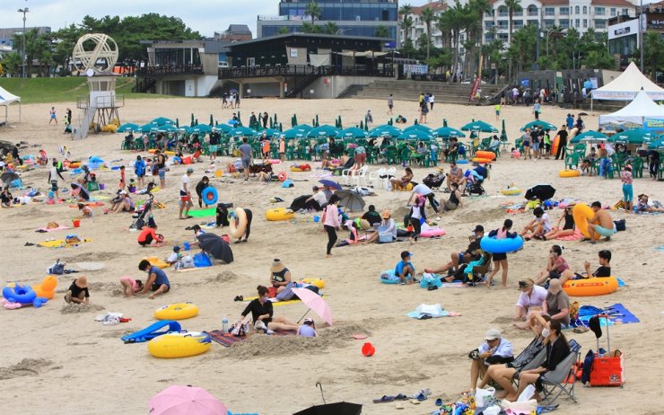 Hàng trăm nghìn người đến bãi biển Hamdeok trên đảo Jeju