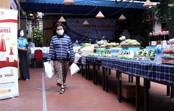 Người dân nghèo TP Hồ Chí Minh nhận nhu yếu phẩm, lương thực khi đến với Siêu thị 0 đồng