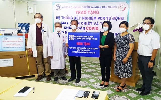 Trước đó, Đảng bộ, chính quyền và Nhân dân Thủ đô Hà Nội tặng ngành Y tế TP Hồ Chí Minh hệ thống xét nghiệm PCR tự động