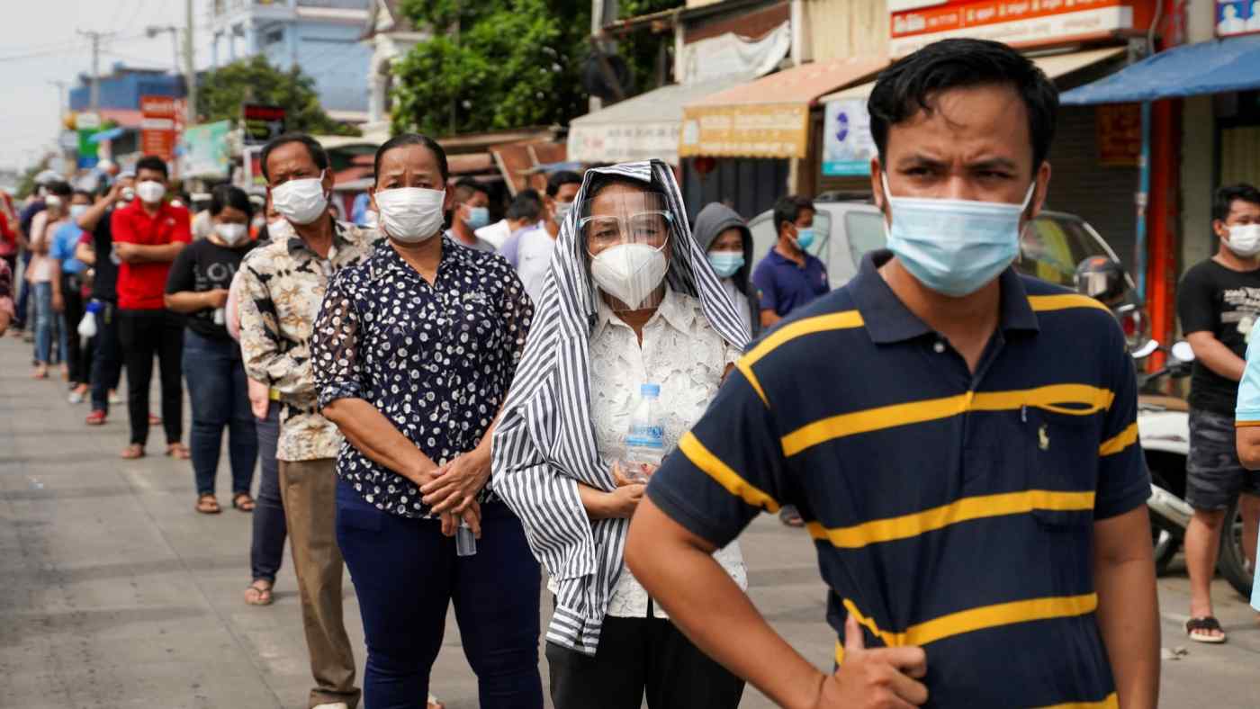 Người dân xếp hàng chờ tiêm vắc xin ngừa coronavirus ở Phnom Penh. © Reuters