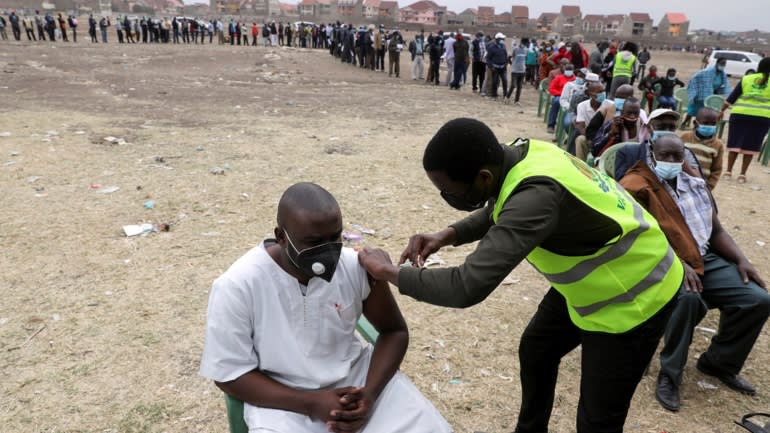 Một nhân viên y tế tiêm vắc-xin AstraZeneca coronavirus ở Nairobi do Vương quốc Anh tặng cho Kenya © Reuters