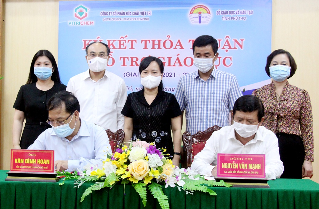 Lãnh đạo tỉnh Phú Thọ chứng kiến lễ ký kết giữa sở GD&ĐT với Công ty CP Hóa chất Việt Trì