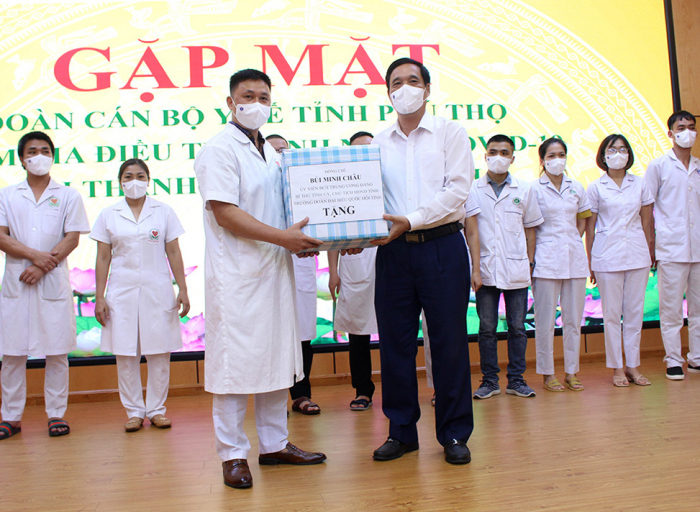 Bí thư tỉnh ủy Phú Thọ tặng quà cho cán bộ y tế của tỉnh lên đường làm nhiệm vụ