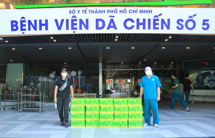Bác sĩ Vũ Biên Luận - Đội trưởng Đội hậu cần bệnh viện dã chiến thu dung số 5 (khu chung cư Thuận Kiều Plaza, Q.5) đại diện nhận 40 thùng trà tự nhiên TH true TEA được chở từ UB MTTQ VN TP.HCM